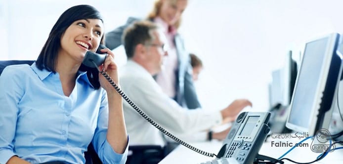 صحبت تلفنی کارشناس فروش با مشتری و متقاعد کردن برای خرید محصول